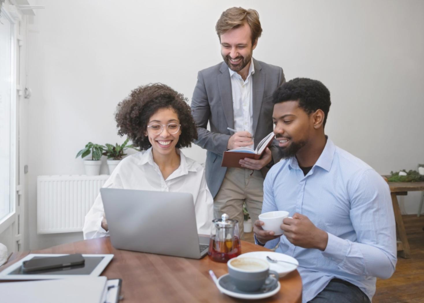 Whiteboard mit Verhandlungsstrategien und Budget-Notizen aus einer Trainingseinheit