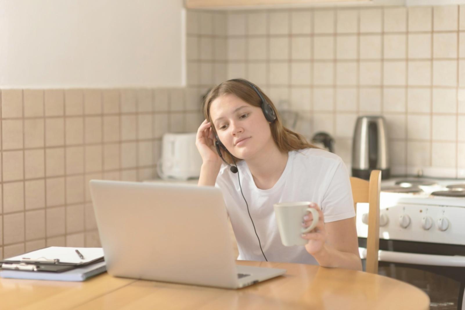 Teilnehmer analysieren gemeinsam Budgetdaten während einer Workshop-Session